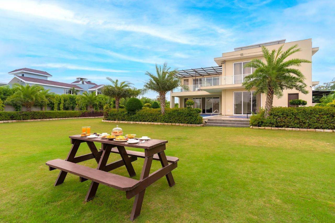 Stayvista At Blanc Belle With Outdoor Pool Sohna Extérieur photo