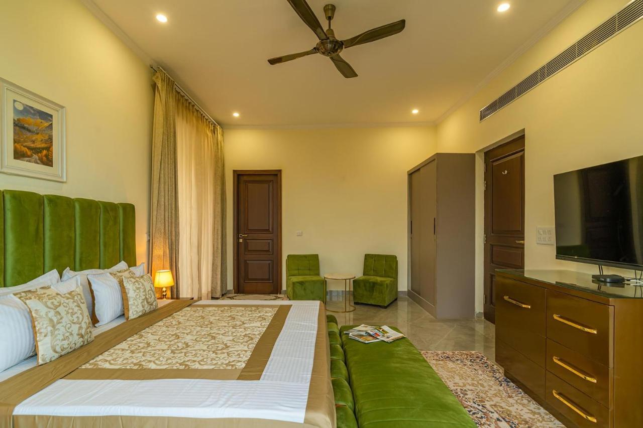Stayvista At Blanc Belle With Outdoor Pool Sohna Extérieur photo