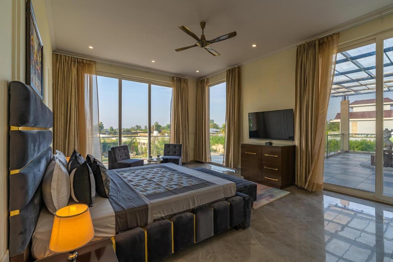 Stayvista At Blanc Belle With Outdoor Pool Sohna Extérieur photo