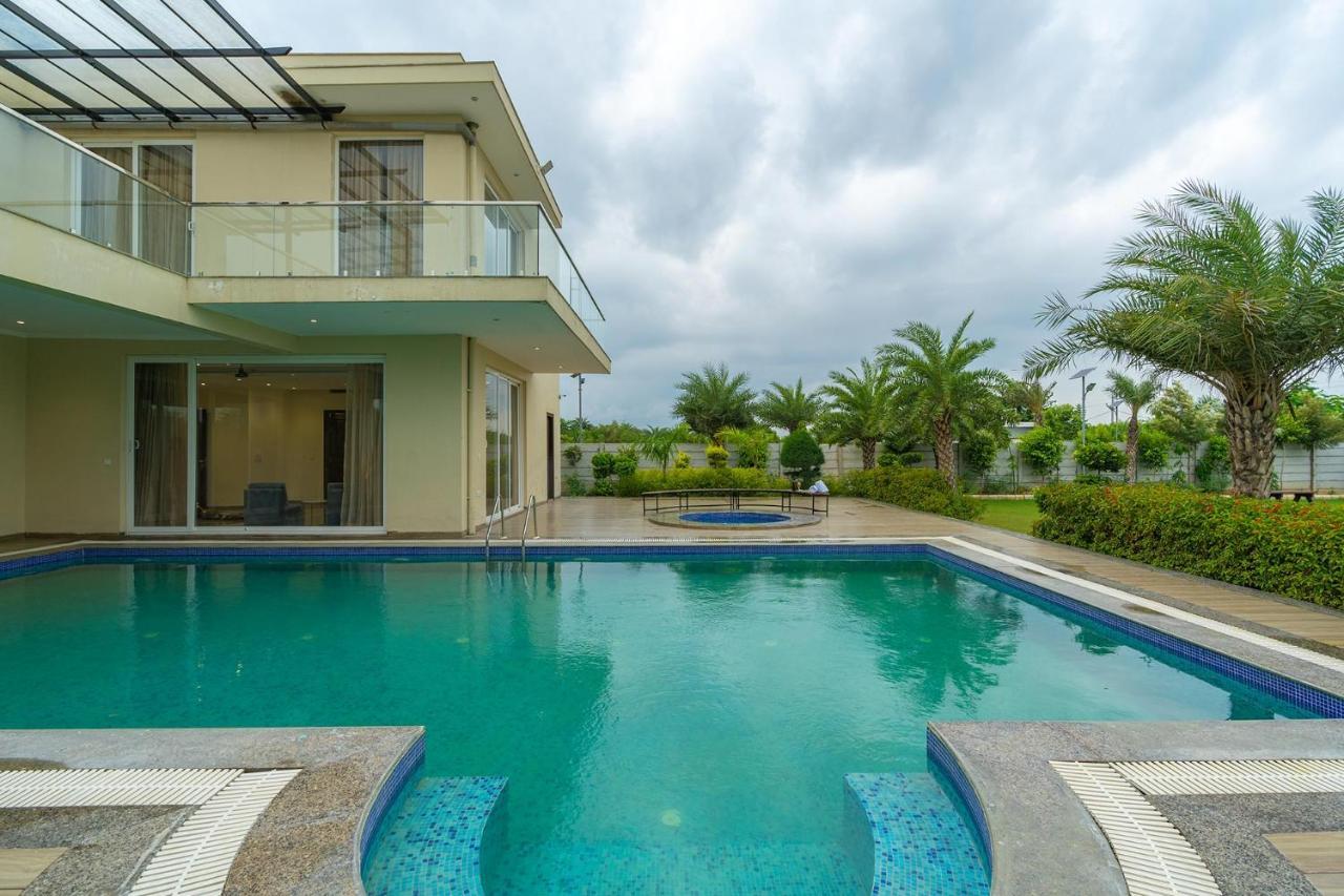 Stayvista At Blanc Belle With Outdoor Pool Sohna Extérieur photo