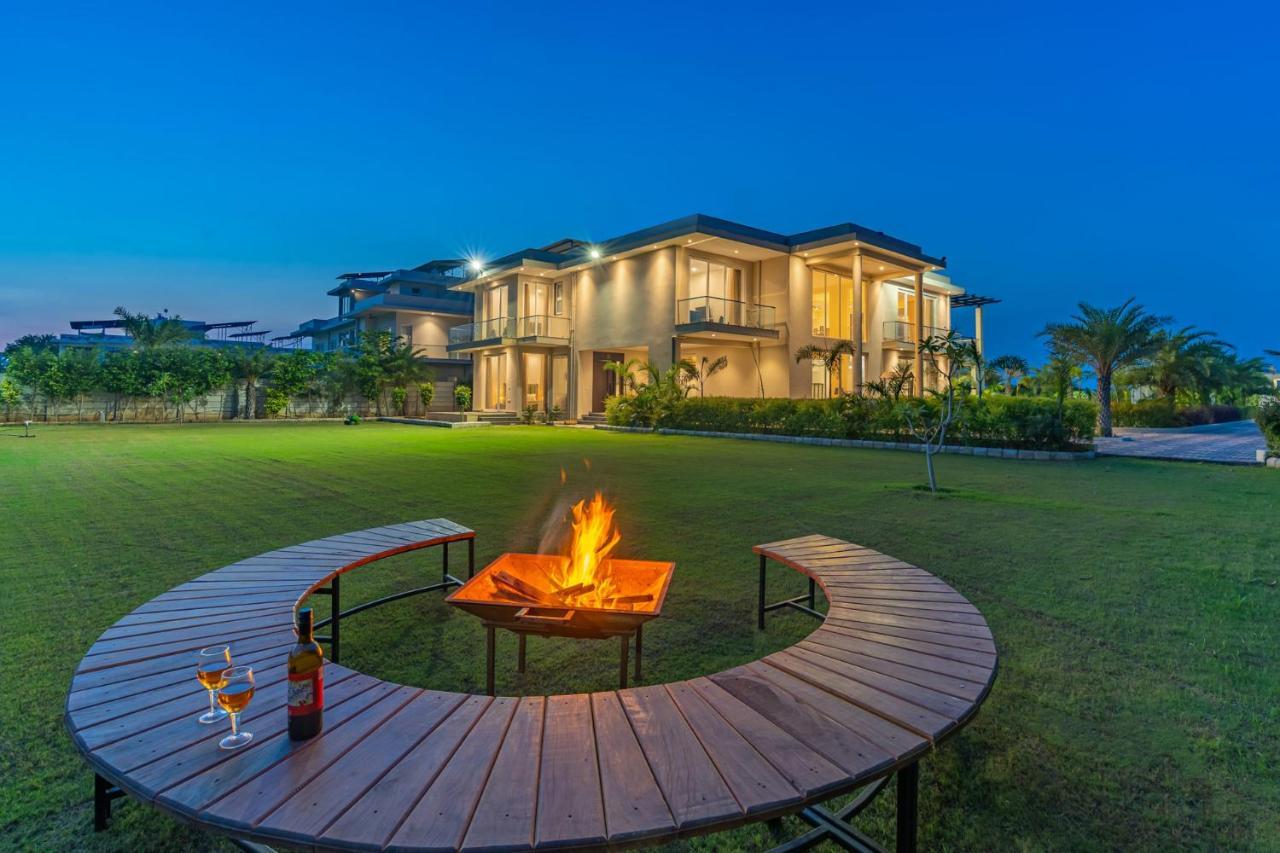 Stayvista At Blanc Belle With Outdoor Pool Sohna Extérieur photo